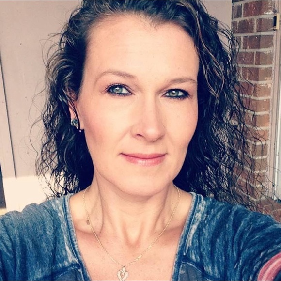 Meet your Posher, Laurie - Picture 2 of 2